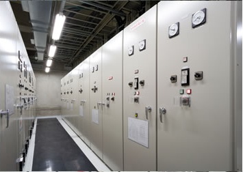 受変電室に並ぶ高圧受変電設備